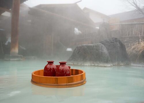 This Christmas, why not enjoy a snow viewing bath and sake at Matsukawaso in Matsukawa Onsen?